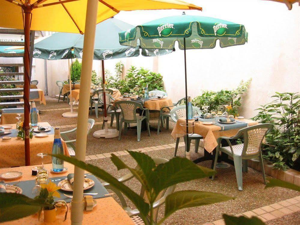 Logis Hotel Restaurant La Boule D'Or Шинон Екстер'єр фото